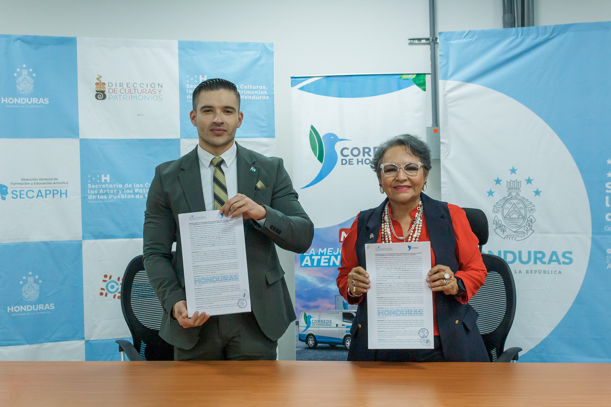 SECAPPH y Correos de Honduras firman convenio de cooperación cultural
